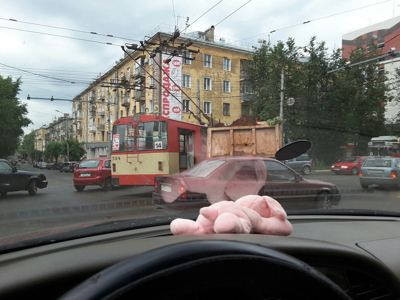 На Октябрьском проспекте грузовик врезался в троллейбус.