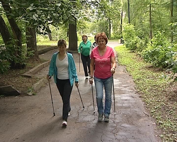 Уроки скандинавской ходьбы в Александровском саду