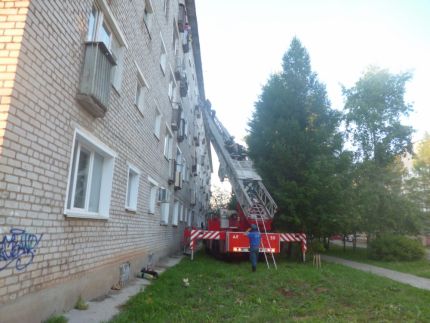 В Кирове огнеборцы спасли жильцов дома, в том числе детей