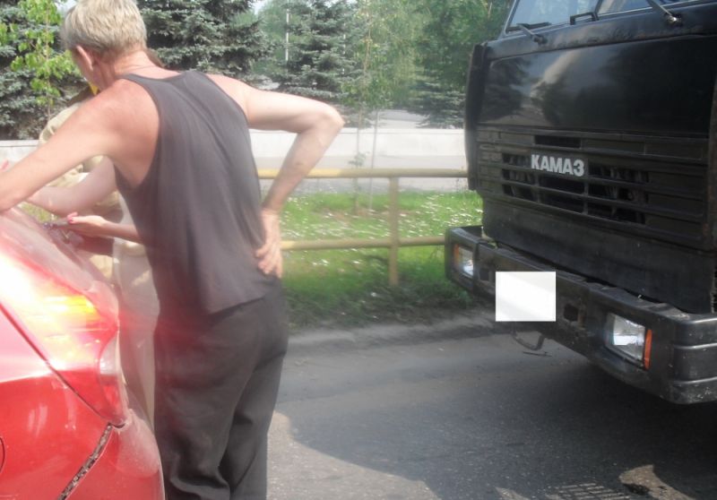 В Кирове КАМАЗ врезался в иномарку.