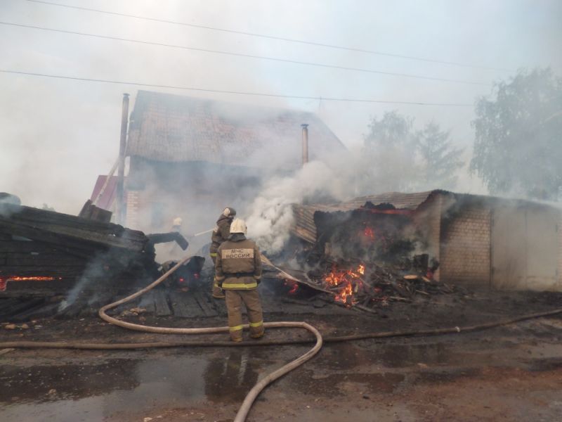 В Лянгасово 32 человека тушили две бани и жилой дом.