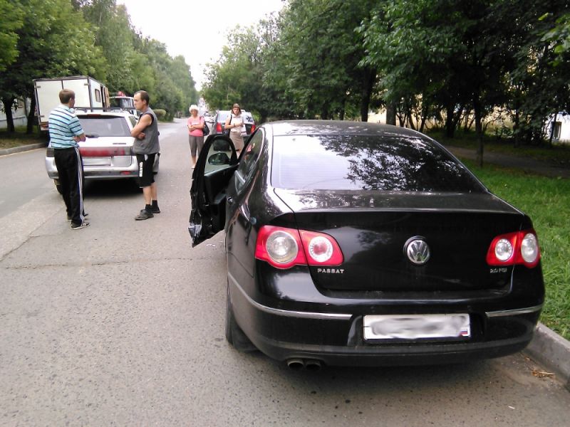 В Кирове ВАЗ-2111 врезался в иномарку.