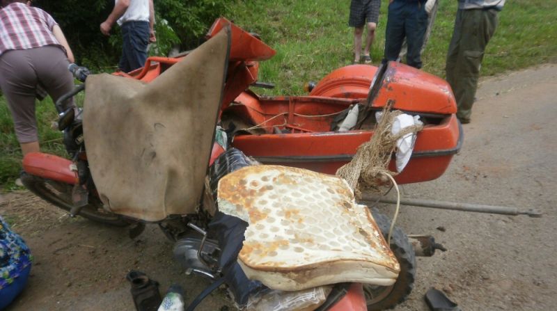 В Слободском районе мотоцикл врезался в трактор.