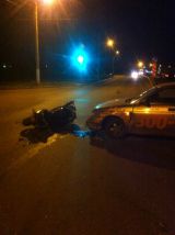 В Кирове таксист сбил байкера.