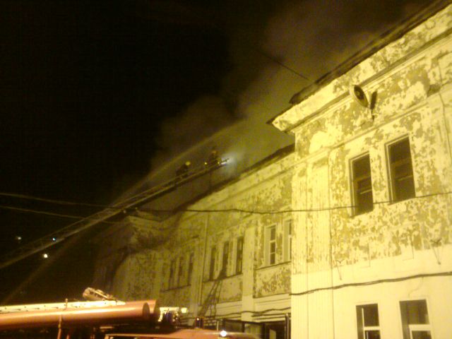 Пожар в центре Кирова в жилых помещениях над пожарной частью локализован.