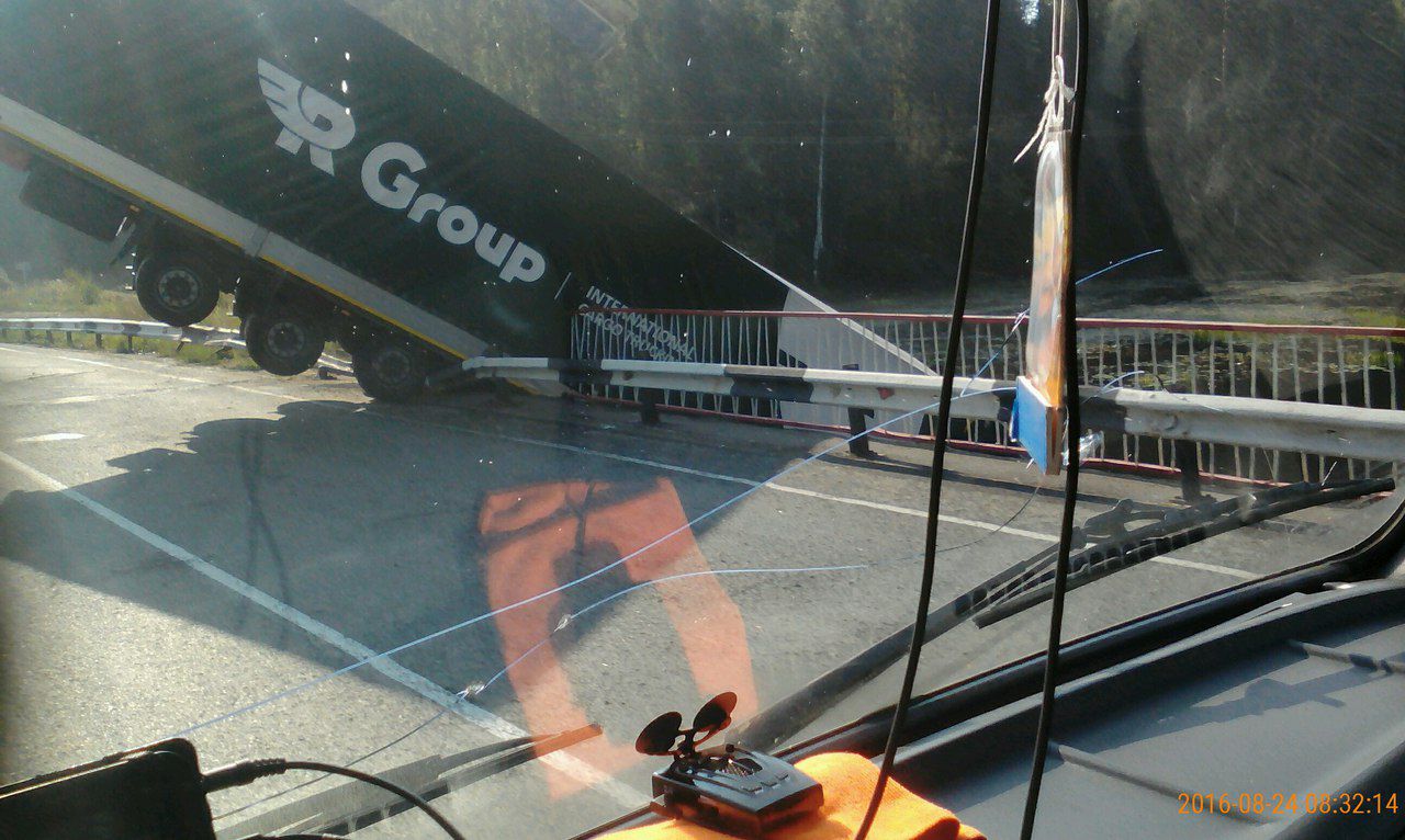 Фура повисла на мосту в Кировской области