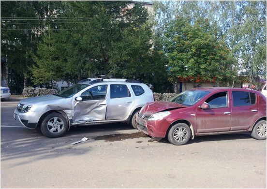 В Вятских Полянах столкнулись две иномарки.