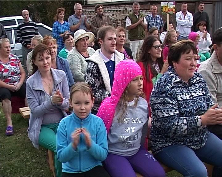 Праздничные гуляния в деревне Полевщина