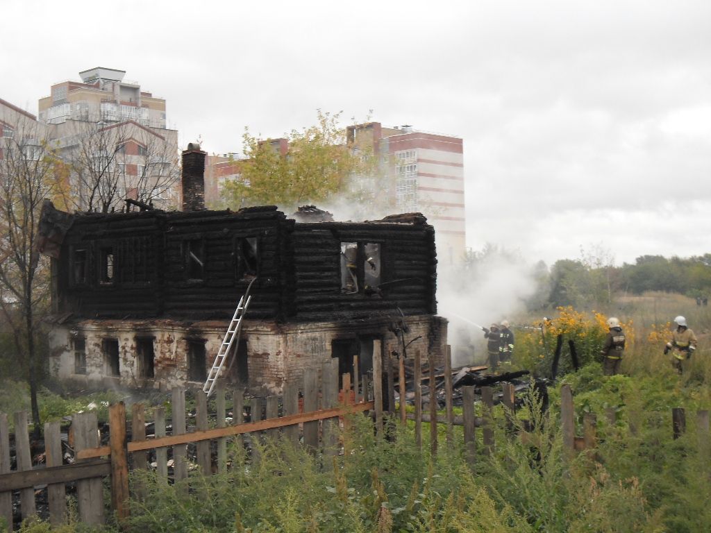 В Кирове неизвестные подожгли два дома на улице Казанской.
