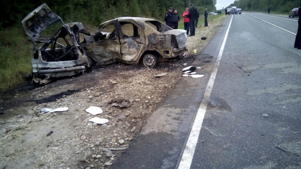 В Юрьянском районе столкнулись две иномарки: три человека погибли.