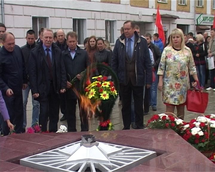 Возложение цветов на Набережной Грина у Вечного огня павшим воинам