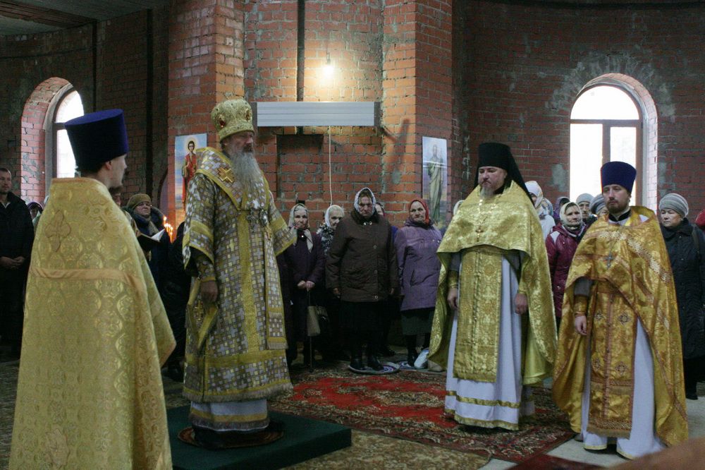 До окончания строительства еще далеко, но богослужения уже проходят