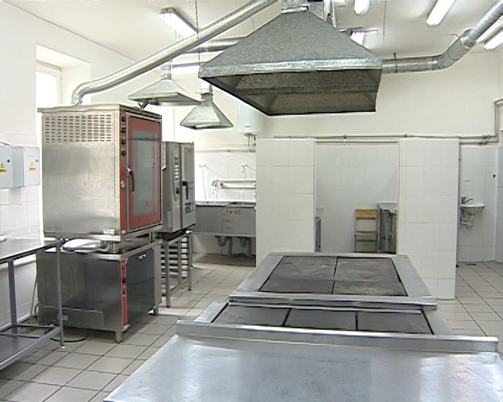 В школьных столовых Кирова до сих пор не могут сделать ремонт