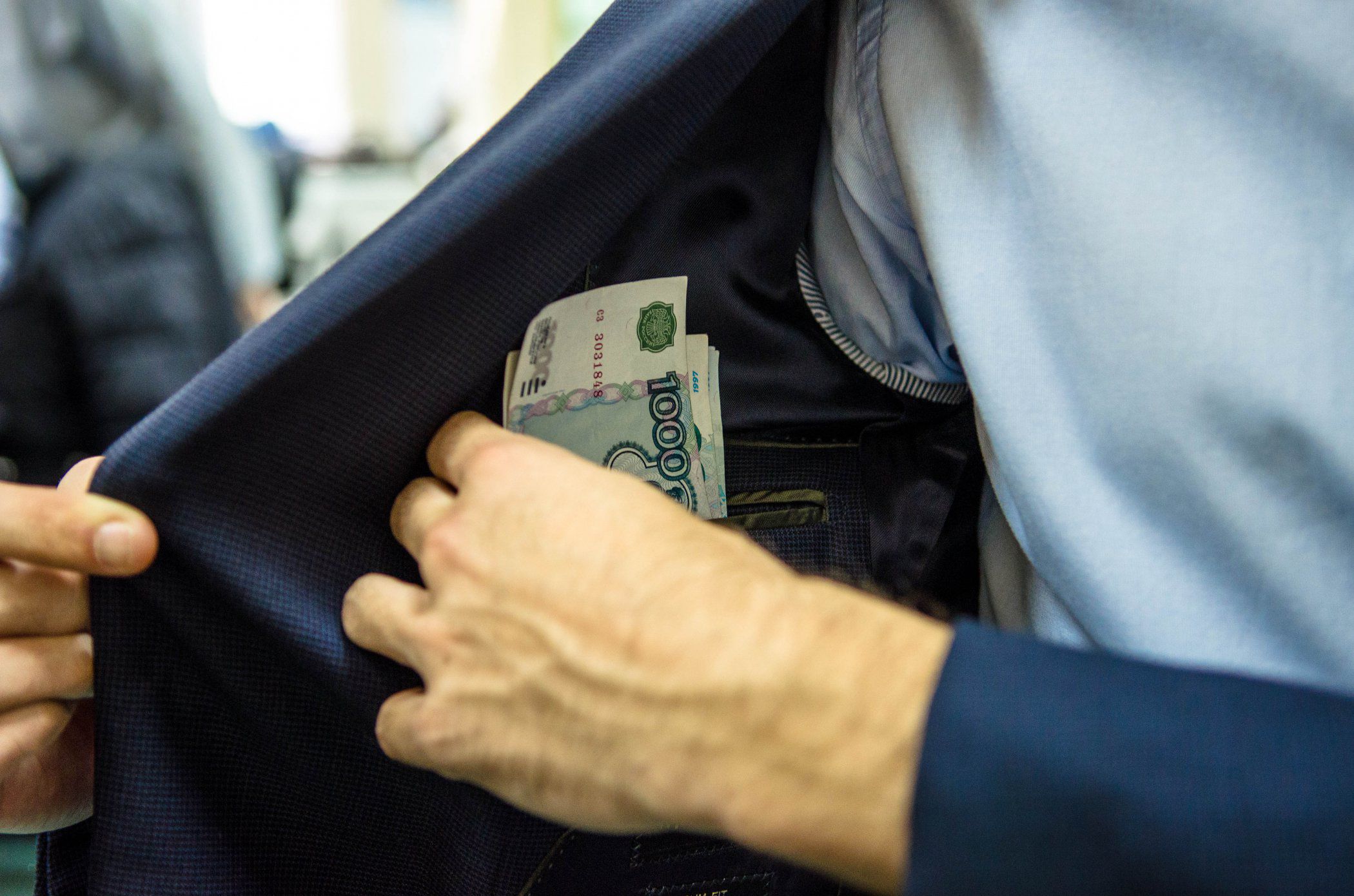 Сотрудник жилищного управления принимал работы по сносу домов без осмотра