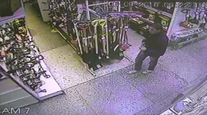 В Кирове посетитель магазина украл шуруповерт