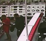 Полицейские разыскивают подозреваемых в краже автомагнитолы