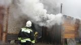 В Котельниче четыре пожарных машины тушили возгорание в бытовке.