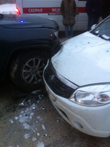 В Кирове столкнулись две иномарки.