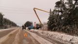 Экстренные службы продолжают работы по восстанавлению электроснабжения в нескольких районах Кировской области.