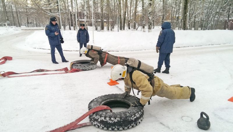 Кировский спецназ МЧС впервые провел соревнования по кроссфиту.