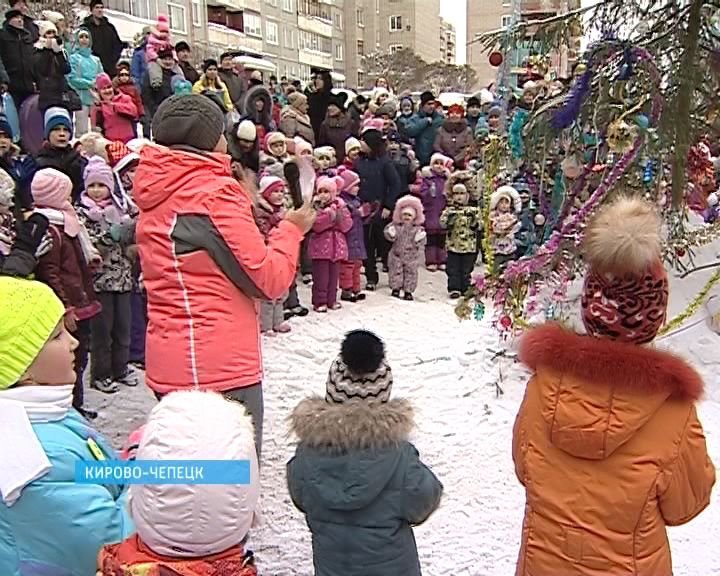 Кирово-Чепецкие дворы преобразились к новогодним праздникам
