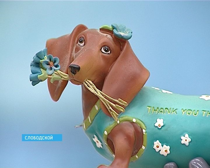 В Слободской гимназии открылась выставка, посвященная гладкошерстной таксе