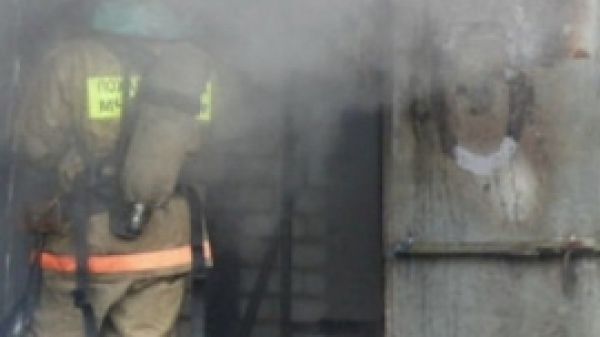 В Уржуме 6 человек тушили гараж с дорогой иномаркой.