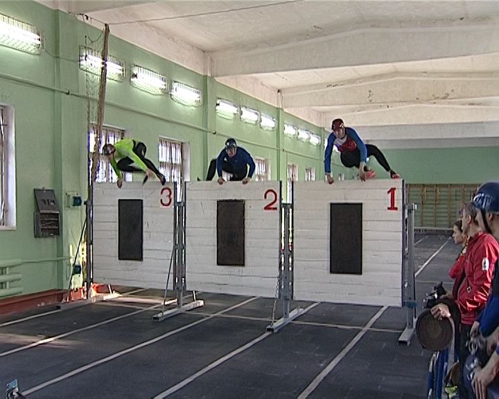 Российские мастера пожарно-спасательного спорта ведут борьбу за 