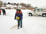 В Котельниче открыли автомобильную ледовую переправу.