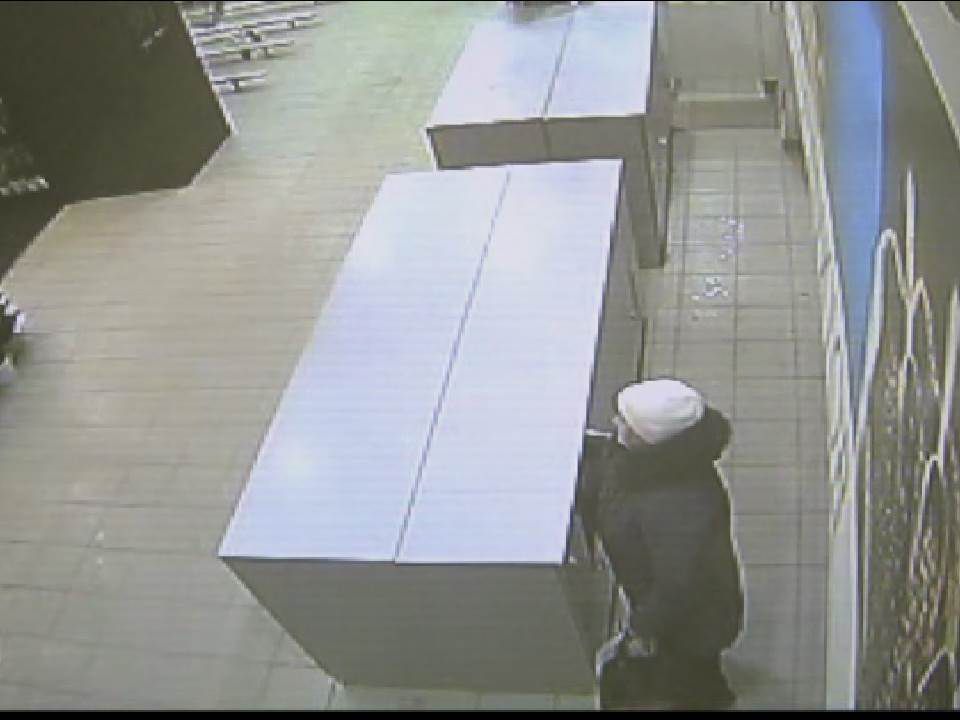 В Кирове задержали женщину, укравшую вещи из камеры хранения в супермаркете (ВИДЕО).