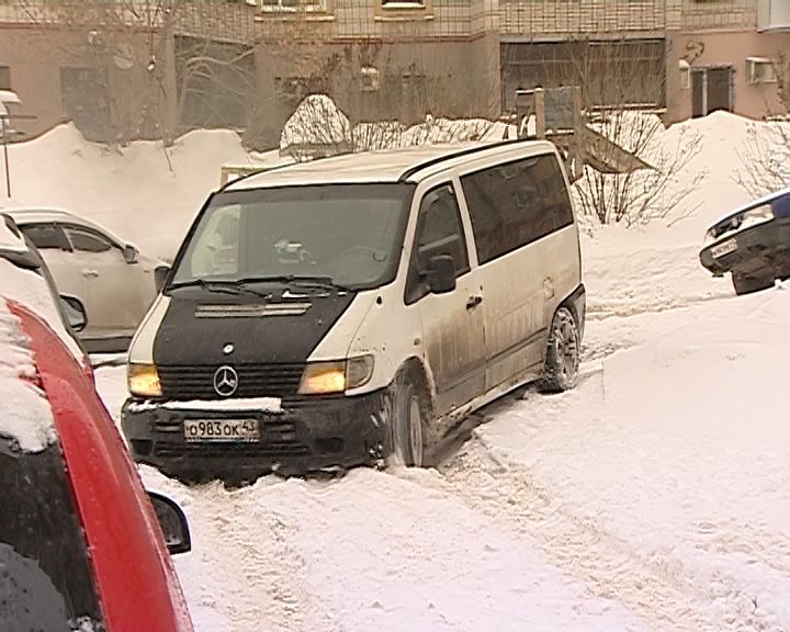 В кировских дворах продолжается борьба за места на парковках