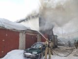 В Кирове 37 человек тушат гаражный бокс на улице Солнечной.