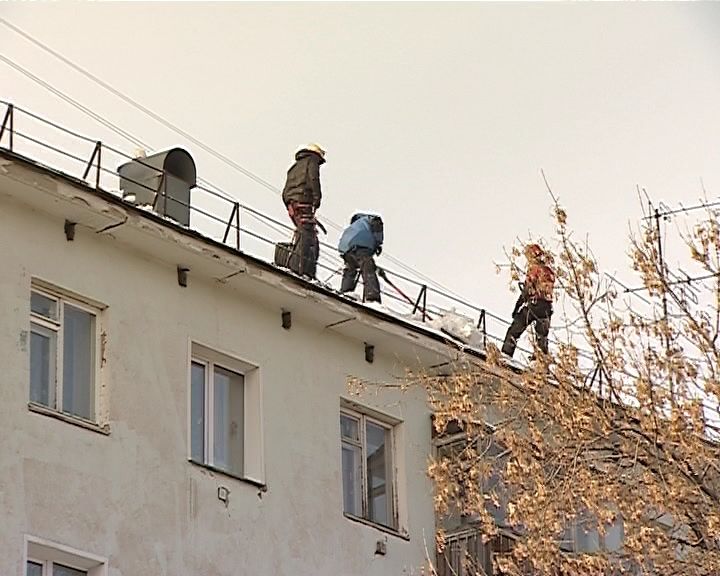 Травмирование человека наледью на улице Лепсе