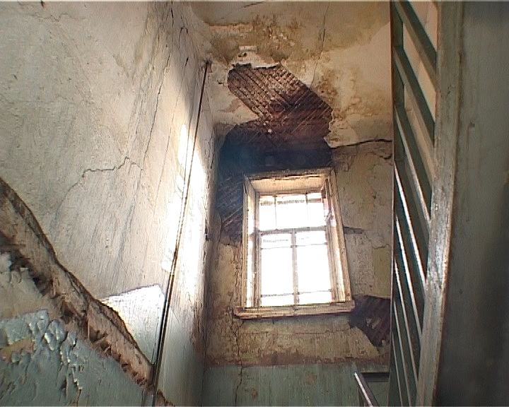 Обвалилась крыша на Орловской, 16