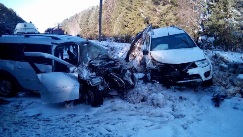 В Слободском районе внедорожник врезался в «Лада Ларгус»: два человека погибли, шесть травмированы.