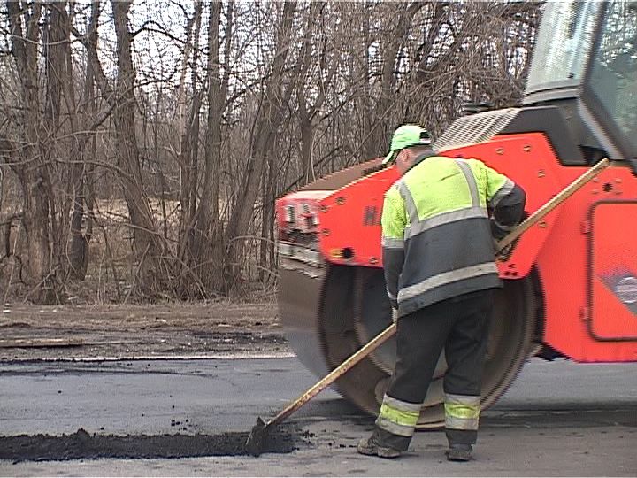 В Кирове продолжается аварийный ремонт дорог