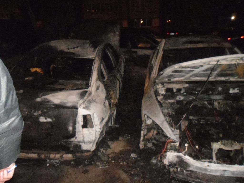 На улице Производственной сгорели четыре автомобиля.