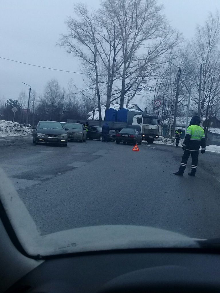 В Кирове женщина-водитель протаранила две иномарки.
