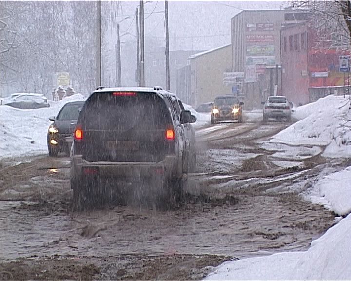 Уплывшие вместе со снегом кировские дороги скоро начнут восстанавливать