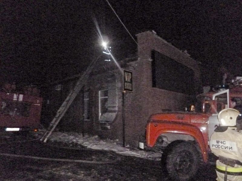 В Кирове 23 человека тушили пожар в ночном клубе (ФОТО).