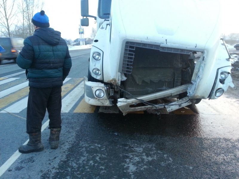 В Орловском районе фура протаранила ВАЗ.