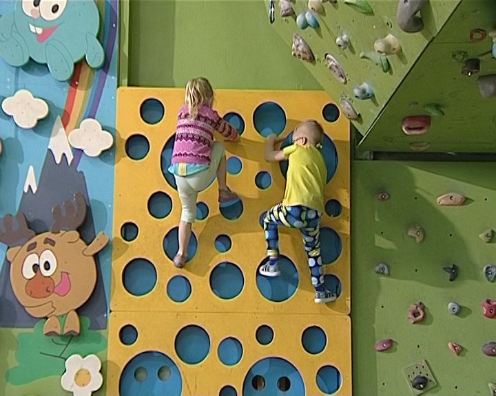Самые юные скалолазы выяснили, кто из них самый ловкий и быстрый