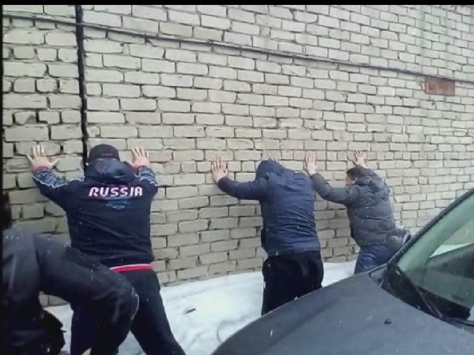 В Кирове полиция обнаружила склад с большой партией контрафактной водки (ВИДЕО).