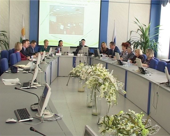 Как защитить пожилых людей от мошенников обсудили за круглым столом