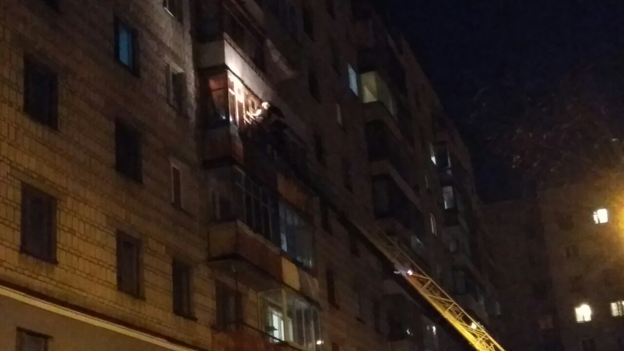 В Кирове 12 человек тушили горящий балкон.