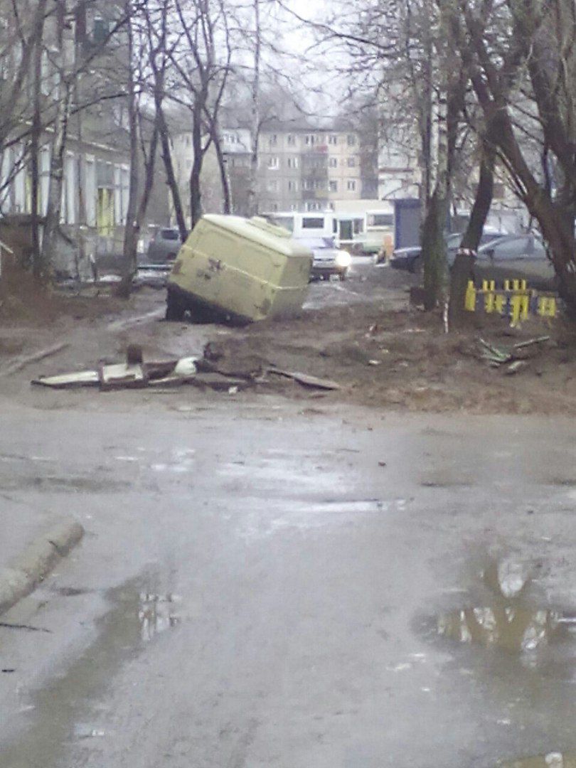 В одном из дворов Кирова в грязи застряла инкассаторская машина.