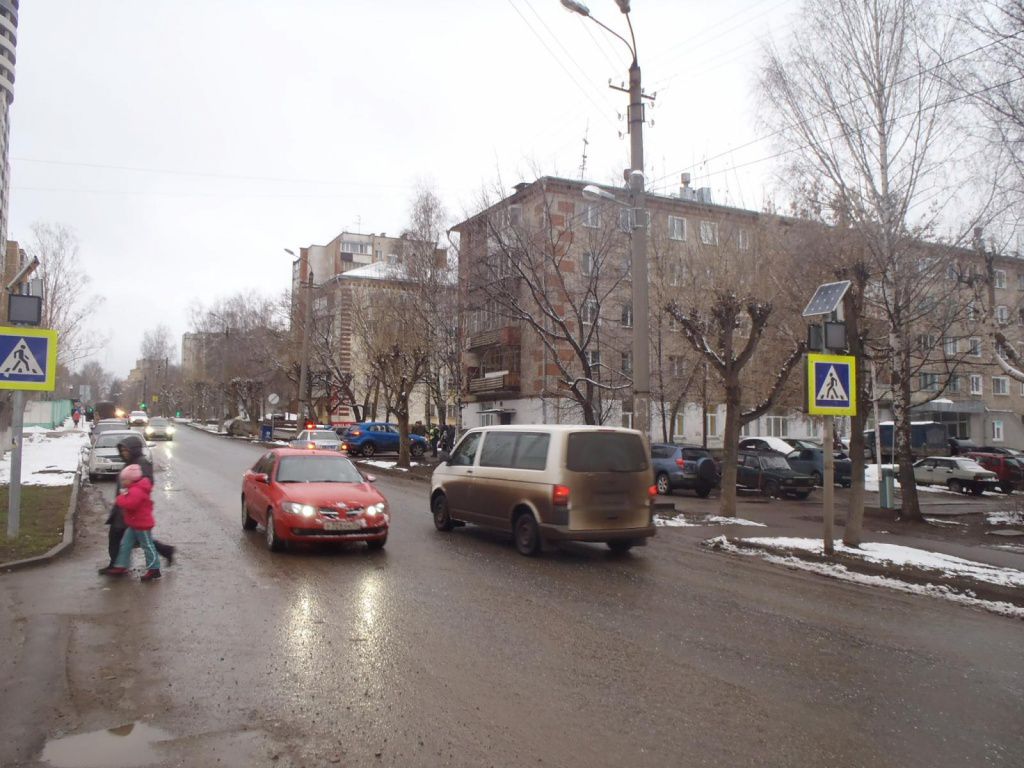 В Кирове иномарка сбила ребенка на пешеходном переходе.