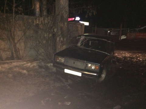 В Кирове "семерка" врезалась в бетонный столб.