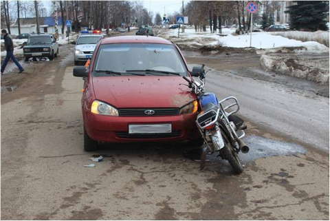 В Кильмези водитель мопеда столкнулся с "Лада Калина".