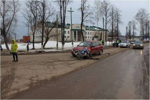 В Кильмези водитель мопеда столкнулся с "Лада Калина".